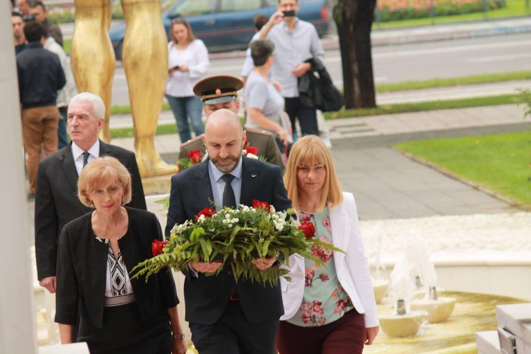 ДОМ положи цвеќе за 8-ми Септември