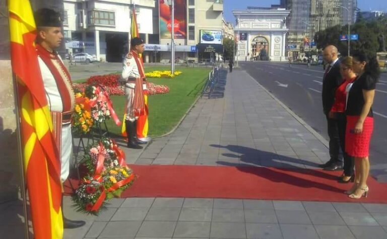 Делегации на ДОМ положиja свежо цвеќе по повод празникот Илинден