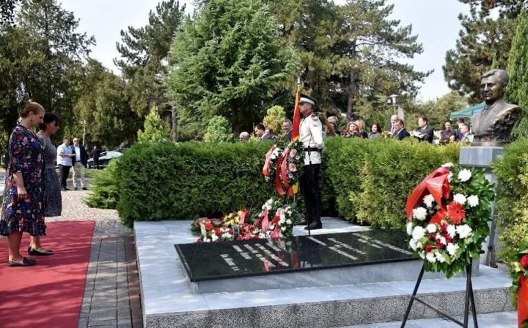 Положување на свежо цвеќе – 8-ми септември во Скопје