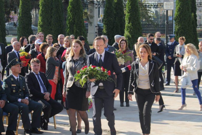 11 Октомври – Ден на востанието на Македонија, положување цвеќе