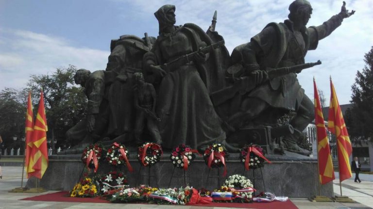 Положување свежо цвеќе по повод 8 Септември