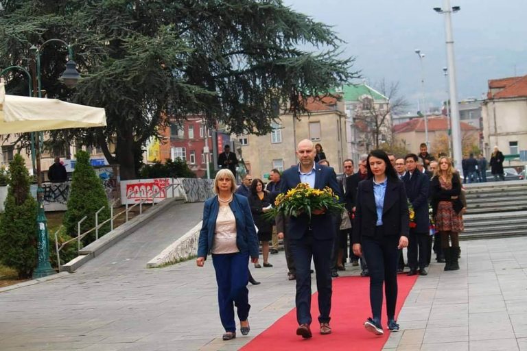 Положување цвеќе по повод празникот 23 Октомври