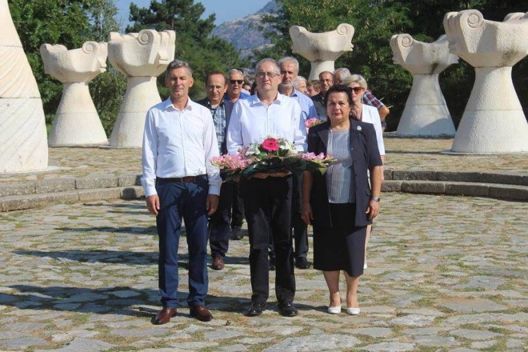 Положување свежо цвеќе по повод Илинден од Општинските организации на ДОМ