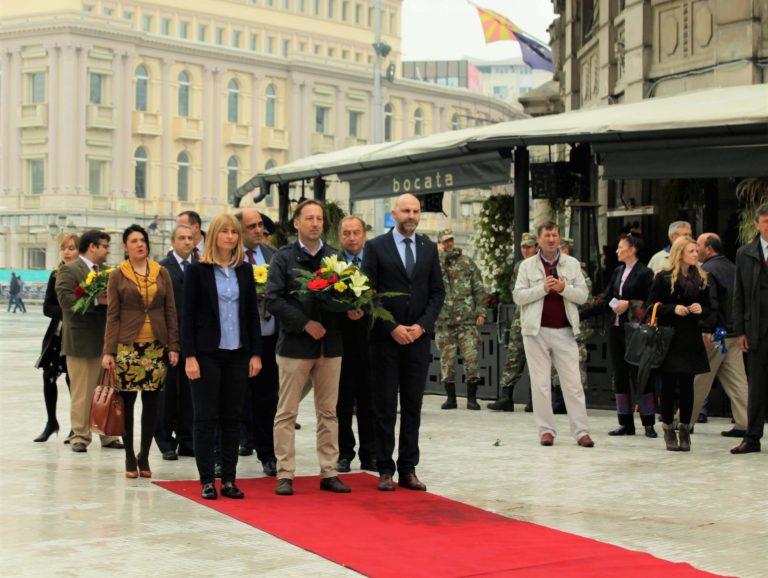 Делегација на ДОМ положи цвеќе по повод празникот 11 Октомври