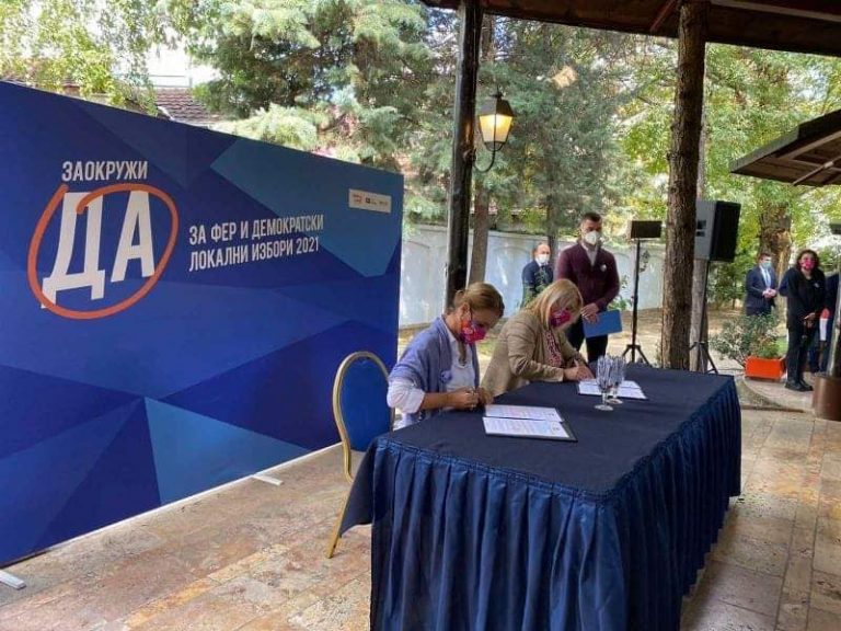 Денес во организација на NDI North Macedonia лидерката на ДОМ Маја Морачанин и претседателката на Форумот на жени на ДОМ Силвана Кржовска, потпишаа Кодекс за фер и демократски избор