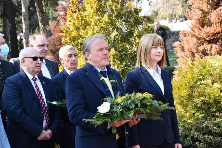 Делегација од ДОМ, во состав Маја Морачанин и Емил Крстески, положи свежо цвеќе на вечното почивалиште на поранешниот македонски претседател Борис Трајковски