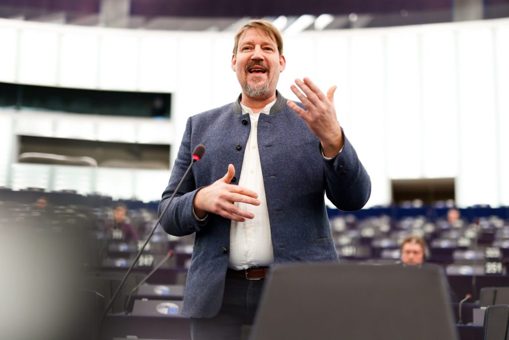 1673966464160 20230117 ep 142851d cug ah 024 download large